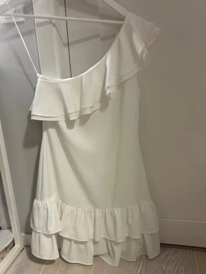 Vit Volangklänning - Superfin vit volangklänning från Dry lake🥰Perfekt för student, skolavslutning, examen eller sommaren överlag! Använd 1 gång så den är som ny, i storlek small🫶🏻Köpt för 900kr