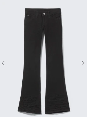 Cheap Monday jeans - Jeans från weekday (cheap Monday) har dock klippt bort den rosa lappen där bak men annars är de inte slitna alls, säljer för jag har fler svarta jeans💗stlk 26/32