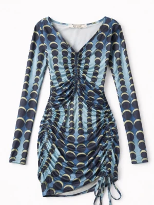 Mönstrad klänning från Lily One - Snygg klänning från Lily One med blått och svart cirkelmönster, v-ringning och långa ärmar. Klänningen har snörning i sidorna och rynkade detaljer framtill för en cool och trendig look.