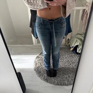 Diesel Jeans - Säljer ett par blå jeans med raka ben och knytband i midjan istället och vanlig gylf & knapp, Vinted jeans💕 W:25 L:32