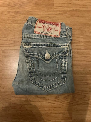 True Religion Jeans Joey Super T - Storlek 28 i bra skick, riktigt feta men skulle behöva större storlek även äkta. Vid frågar bara skicka DM