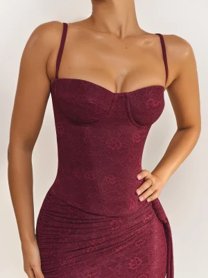 Vinröd spetskorsett med axelband - Säljer en vinröd korsett med smala axelband och blommigt spetsmönster. Den är slutsåld på hemsidan och är även i nyskick med etiketten på! Nypris: 676kr