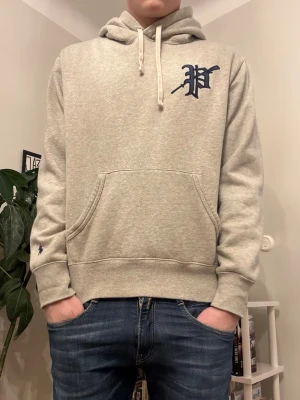 Grå hoodie från polo Ralph Lauren - Säljer nu min snygga hoodie från Polo Ralph Lauren. Hoodien är använd men är fortfarande i mycket bra skick. Hoodien är i storlek S och sitter lite liten på mig som är 177 och 66kg. Skriv om ni har några frågor eller funderingar!