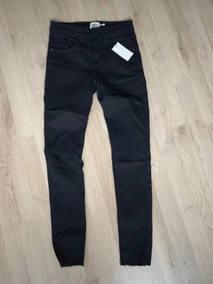 Svarta skinny jeans från 157 - Nya byxor med lapp kvar, men jag har klippt av en bit på byxan innan jag upptäckte att det var fel sorts byxa jag köpt. se bilder. - därav priset   Finns någon vit ”fläck” i ena fickan efter en lapp,  försvinner eventuellt i tvätten. Men inget som stör funktionen
