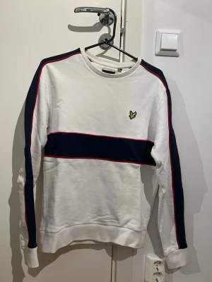 Sweatshirt från Lyle & Scott i nyskick - Använd en gång och därefter legat vikt i garderoben. Nypris 899kr.