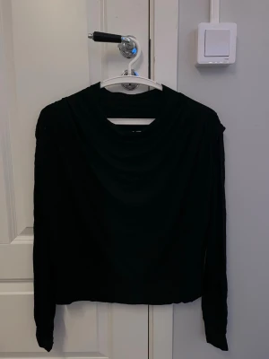 Svart tröja  - Svart långärmad lite tunnare tröja. Lite “vikningar” vid halsen/bröstet vilken är en fin detalj. Storlek M, aldrig använd.
