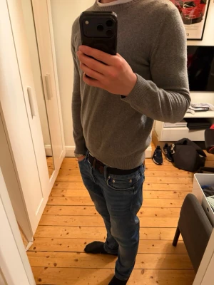 Oscar Jacobson Sweatshirt - Säljer en merinoull tröja från Oscar Jacobson. Köpte ny för 2500kr men sedan dess ba legat i garderoben, mycket bra skick. Tvättats fåtal gånger. Slim fit passform och skön till våren. Kan gå ner i pris vid snabb affär.