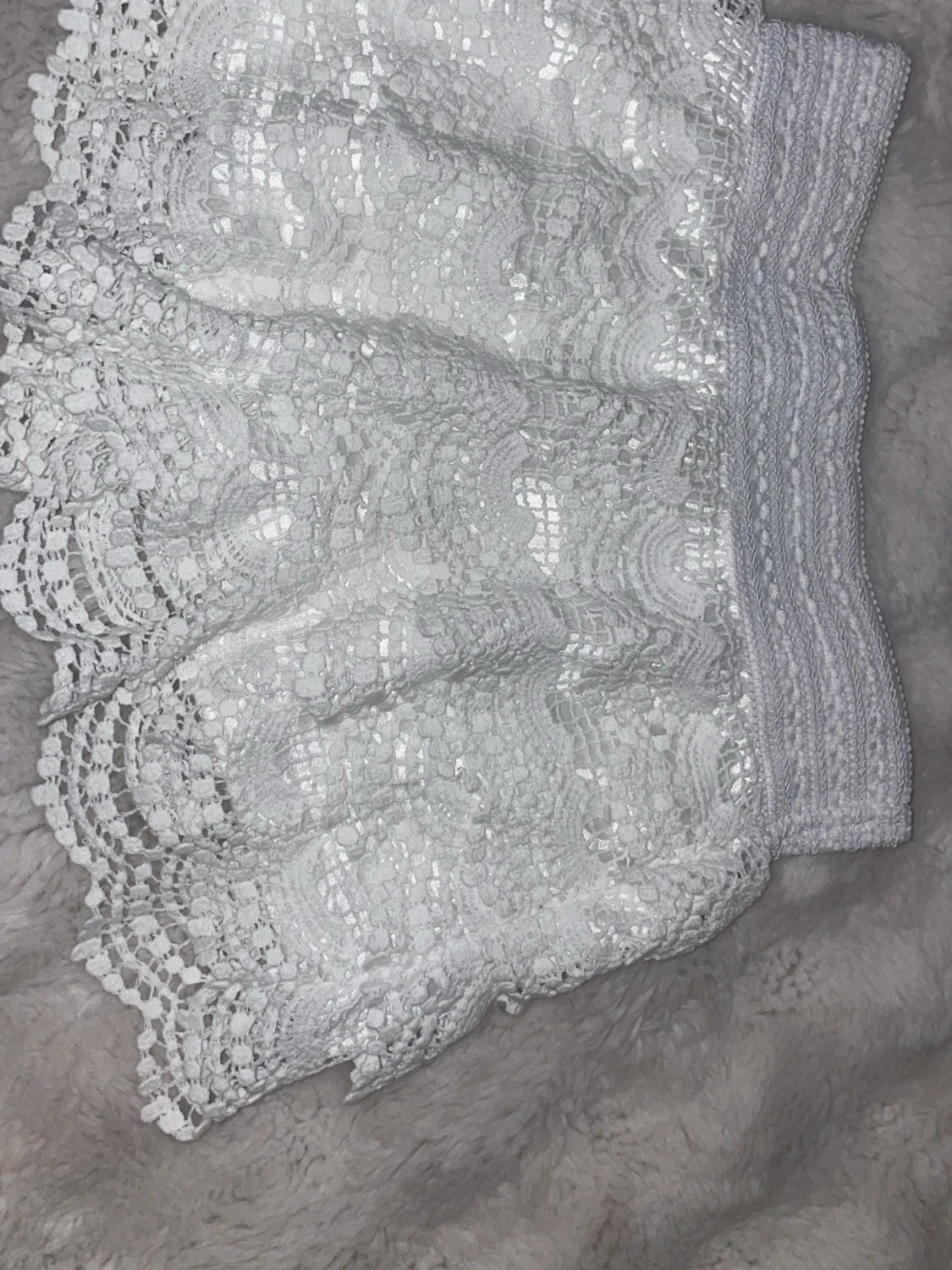 Vita spets-shorts med volang - 3