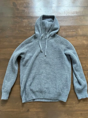 Ribbstickad hoodie - .