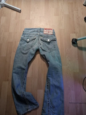 True Religion Jeans Joey Super T - Storlek 28. I bra skick och äkta. Säljs då jag skulle behöva ett par w29 annars mycket nöjd med dom