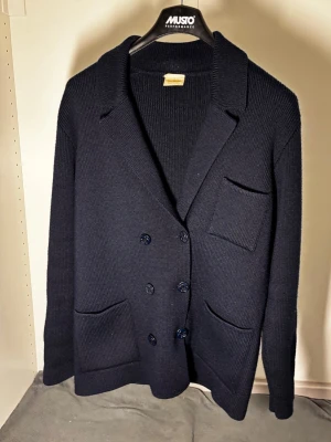 Unik cardigan - Tja, säljer en unik cardigan från det franska märket Ginette. Storlek M. Skick 10/10, aldrig använd. Nypris 5000, mitt pris 529 men kan diskuteras vid intresse! Hör av dig vid frågor o funderingar!