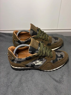 Runners  - Tja, säljer ett par Runners likt Valentino Rockrunners. Storlek 43. Skick 9/10, endast en spik fattas på insidan. Nypris runt 4000, mitt pris 449 Fraktas samma dag. Hör av dig vid frågor o funderingar!