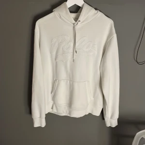 Ralph lauren hoodie  - Nu säljer jag en riktigt fet Ralph Lauren polo hoodie, är du 180-185 sitter den perfa🤌 L men sitter som M.Skick 9/10.  Väldigt sällsynt då dom inte tillverkas längre! Grymt skönt material också. Pris 799🙌