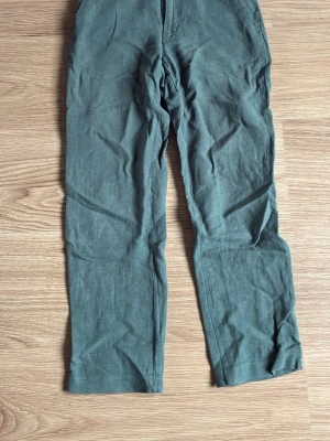 Gröna raka manchesterbyxor - Snygga gröna manchesterbyxor med rak passform och klassisk design. Byxorna har två bakfickor med knappar och är tillverkade i mjukt manchestertyg som ger en cool retrovibe. Perfekta för dig som gillar avslappnad stil med lite edge.Plagget kommer från ett rök nikotin och pälsfritt hem, tröjan kommer att tvättas och strykas så att den är ren när den kommer fram till er