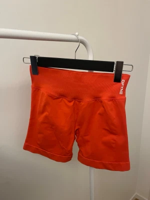Dfyne impact shorts 4.5 - Säljer dessa superfina träningsshortsen från Dfyne i storlek M, längd 4.5 och färg chili. I princip oanvända. Supernajs till sommarn när man är brun❤️‍🔥🌶️bara att höra av sig vid funderingar
