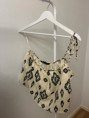 Zara mönstrad topp - Säljer min fina sommartopp från Zara i storlek S. Använd 1 gång och i superfint skick. Bandet är inte justerbart men sitter åt runt bysten så ramlar inte ner💞bara att höra av sig vid funderingar
