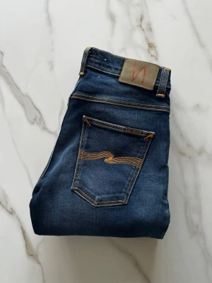 Nudie jeans - Säljer ett par riktigt feta Nudie jeans i storlek W30/32! Jeans är i jättefint skick och är nästan aldrig använda. Snygg design och passar bra året om. Hör av dig vid frågor eller funderingar🙌✅