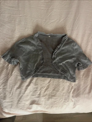 Glittrig bolero - Superfin bolero, står ingen storlek men passar mellan M och L🩷