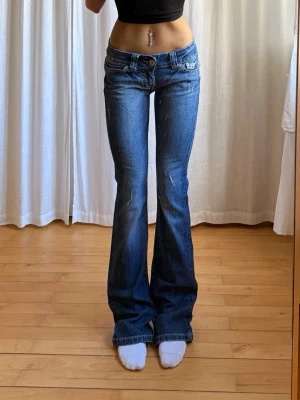 Lågmidjade jeans - Midjemått: 37 Innerbenslängd: 84 Grenhöjd: 17 Lår: 21 Jag är 165cm⭐️