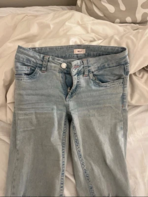 Ljusblå jeans från Nelly - Säljer ett par väldigt populära jeans från Nelly med rosa detaljer på fickorna och snygga hål i knäna. Är lite slitna i byxkanterna men är annars i väldigt bra skick, använda några fåtal gånger! Säljer då de inte kommit till användning. Nypris: 699kr. Skriv gärna innan du köper!!💞