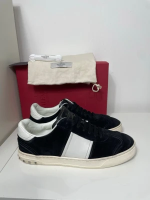 Svarta Valentino Flycrew  - Säljer nu desssa svarta Valentino Flycrew skor där kort en dustbag ingår men ej box och snören, skriv för fler bilder/frågor🙌🏼 