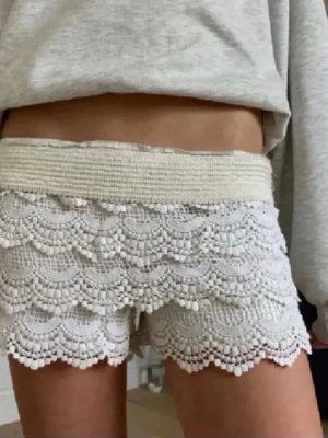 Spets shorts - Säljer dessa spets short❤️ använd 1 gång pris går att diskutera❤️ INTE MINA BILDER!