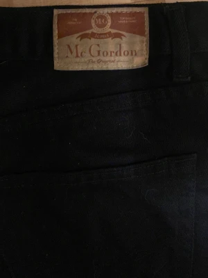 Svarta jeans från Mc Gordon - Säljer ett par klassiska svarta jeans från Mc Gordon. Jeansen har raka ben . Perfekta för dig som gillar en enkel och tidlös stil.