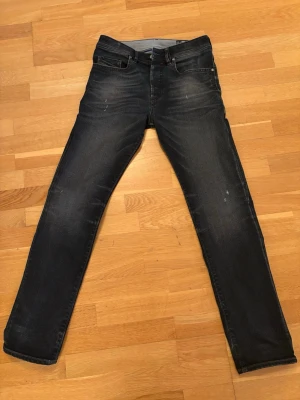 Mörkblå slim fit jeans - Säljer ett par mörkblå slim fit jeans från Diesel. Storlek W29 L30, skick 9/10. Hör av er om ni har några funderingar! 
