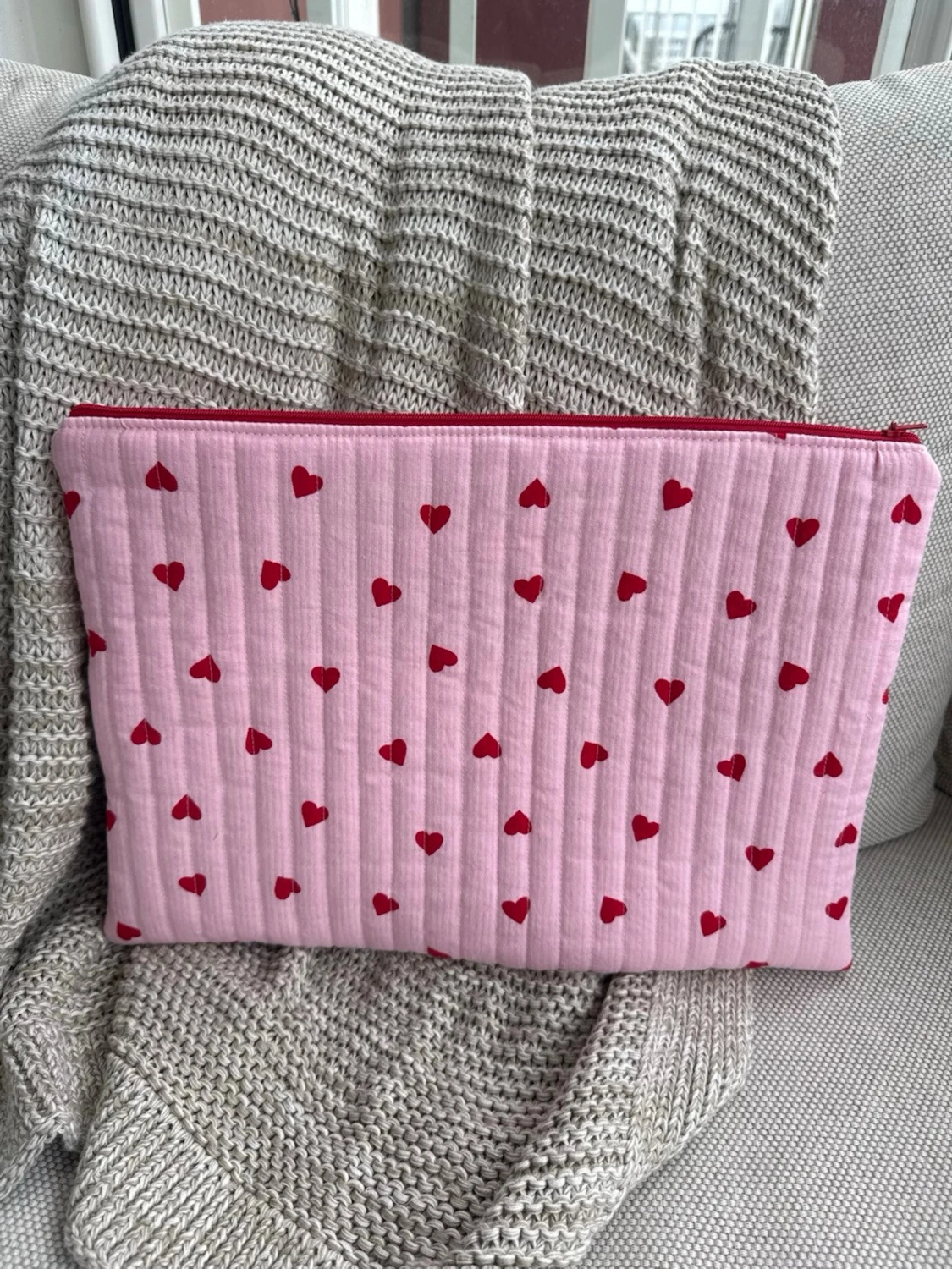 Rosa datorväska med röda hjärtan - 2