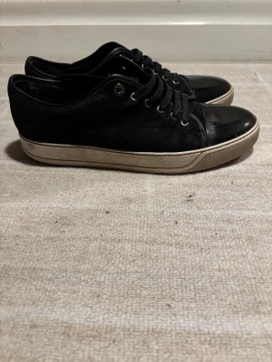 Lanvins  - Tjena, säljer nu dessa riktigt snygga Lanvins i storlek 43 Dom är i ett bra skick. Nypris 3999✅Vid minsta funderingar så är det bara att höra av sig//Allt gott 