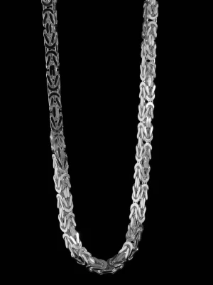 Silverfärgat kedjehalsband - Säljer ett stilrent halsband i silverfärg med en kraftig, flätad kedjedesign. Halsbandet har en blank finish och känns riktigt trendigt och passar perfekt till olika looks. Materialet ser ut att vara metall och länkarna är tätt sammanlänkade för en exklusiv känsla.