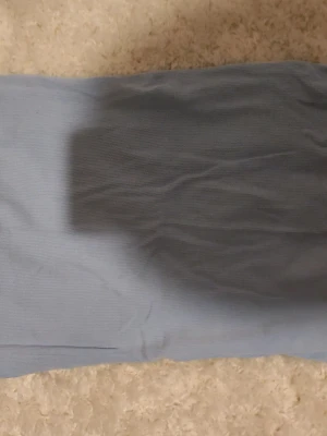 Ljusblå bomullst-shirt - En ljusblå t-shirt i bomull med klassisk rund hals och korta ärmar. Enkel och stilren design som är lätt att matcha med andra plagg. Perfekt för dig som gillar basic och clean look.