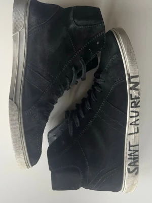 Svarta Saint Laurent high top sneakers - Ett par snygga SLP sneakers. Bra skick. Pris är ej satt i sten. DM vid frågor