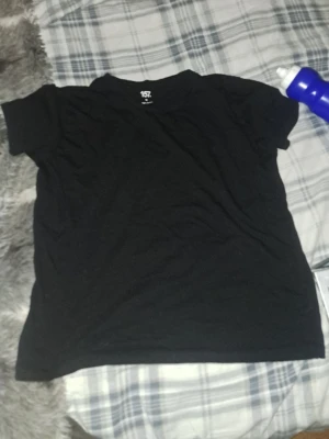 Svart basic t-shirt från 157 - En enkel svart t-shirt från 157 med rund hals och korta ärmar. Perfekt till jeans eller shorts för en clean och stilren look. Tillverkad i mjuk bomull som känns skön mot huden.