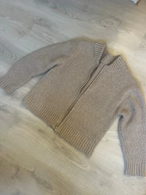 Beige stickad kofta med dragkedja - Mysig beige stickad kofta med dragkedja!