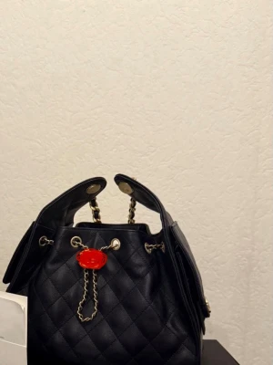 Svart quiltad handväska med guldkedja - Chanel25 bag ! Comes with everything .. 