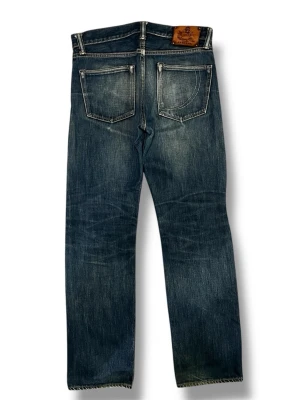 Momotaro Selvedge jeans straight - Säljer ett par schysta selvedge Momotaro "JAPAN BLUE" Jeans av Aibuya. Bra skick och har använts väl, finns snygga fades, gjorda i japan.  Mått: Midja: 40 cm Ytterbenslängd: 99.5 cm Ben öppning: 18.5 cm  Skriv vid vidare funderingar!