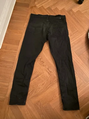 Svarta jeans från Tiger Of Sweden - Säljer ett par svarta jeans från Tiger of Sweden med rak passform och stilren design. De är i bra skick och funkar till det mesta. 