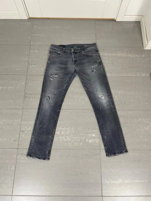 Dondup Jeans  - Säljer nu dessa Dondup Jeans med snygg tvätt och slitningar i populär design, skriv för fler bilder/frågor🙌🏼