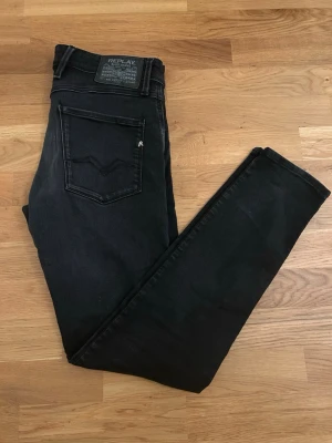 Repaly anbass jeans  - Säljer ett par snygga Replay anbass jeans, dem är sparsamt använda och det är inga tecken på användning! Hör av er vid frågor