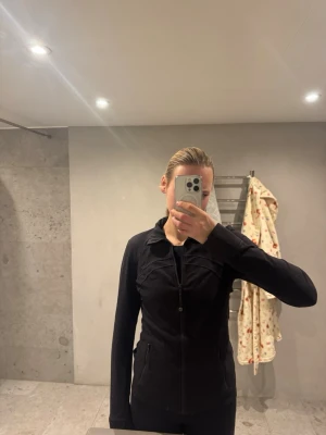 Lululemon Define jacket - Jättefin Lululemon Define jacket. Den är i bra skick, priset är diskuterbart vid snabb affär!