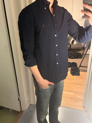 Ralph Lauren Skjorta - Tja säljer nu en Ralph Lauren Skjorta i storlek S o färgen Marinblå. Inga tydliga defekter. Nypris runt 1295kr mitt pris 299kr hör av dig vid frågor eller funderingar.