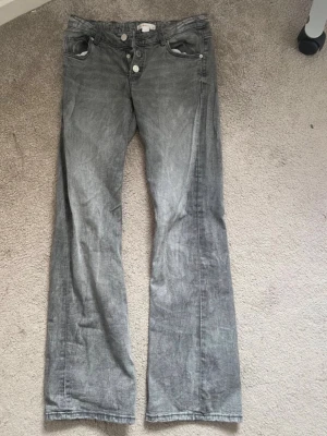 Gråa jeans  - Gråa jeans från Gina. Använda enstaka gång, bra skick.