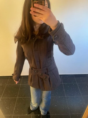 Brun rock med bälte och stor krage - Skulle säga att den är liten i storlek, men annars jättefin!💞                                                      Aldrig använd                                                               Priset kan diskuteras vid snabb affär!💞