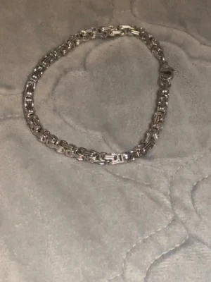 Silver kedja - Denna kedja fick jag som gåva, däremot passade den inte mig därför väljer jag att sälja den.      Har du frågor är det bara att skicka ett meddelande! 😃