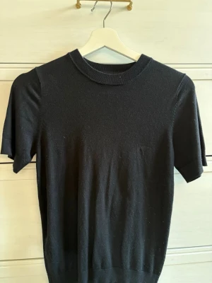 Jättefin svart tröja - Säljer en kortärmad svart tröja. Materialet är stickat men tröjan är inte stickig. Inte kommit till användning. PostNord prioriteras