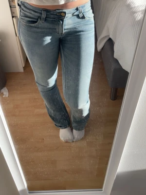 Ljusblå bootcut jeans - Säljer ett par ljusblå bootcut jeans med låg midja. Strl 29/34