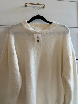Oanvänd beige stickad tröja - Säljer en beige oanvänd stickad tröja. Lappen är kvar. Den är ny och hann inte lämna tillbaka. PostNord prioriteras