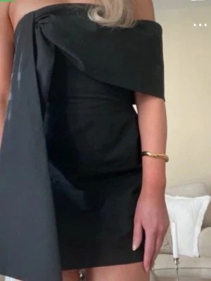 Svart offshoulder kort klänning från zara - Säljer denna jätte fina klänningen i från Zara som har lappen kvar! Lånade bilder men skriv för egna