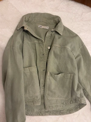 Grön jeansjacka Zara - Verkligen så fin😍😍 men använder tyvärr inte längre
